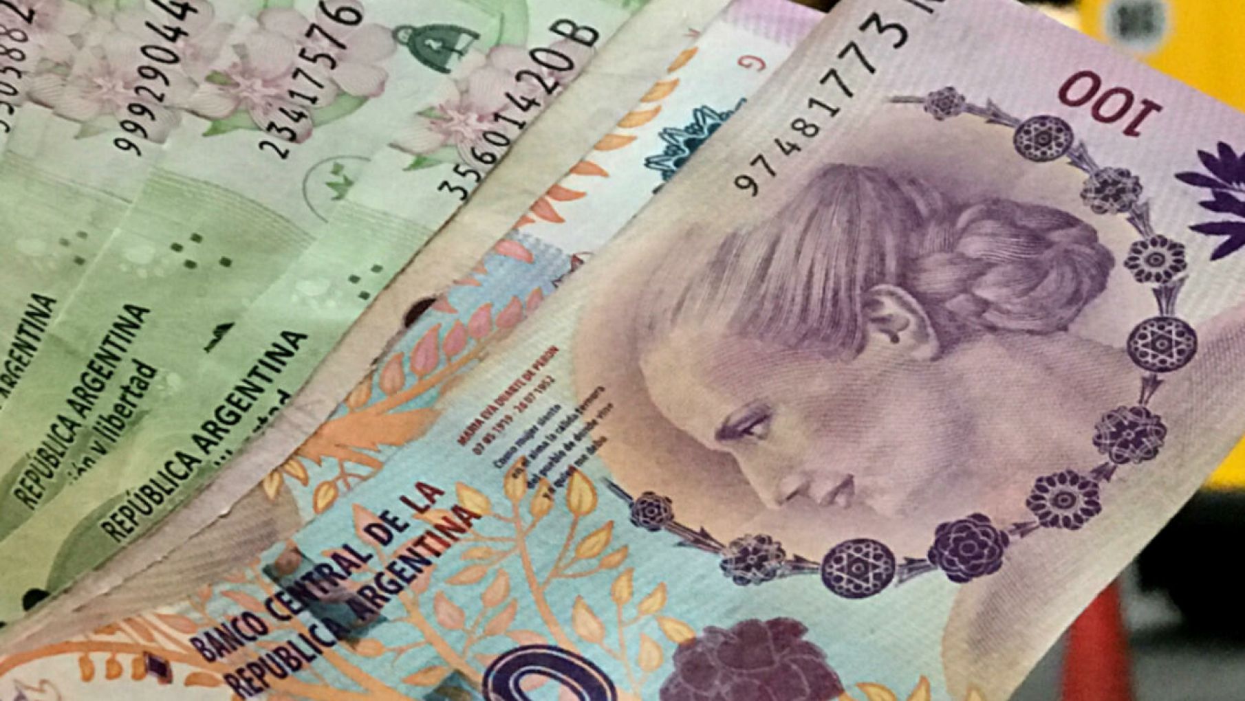 En el 2021 el peso argentino fue la segunda moneda más devaluada