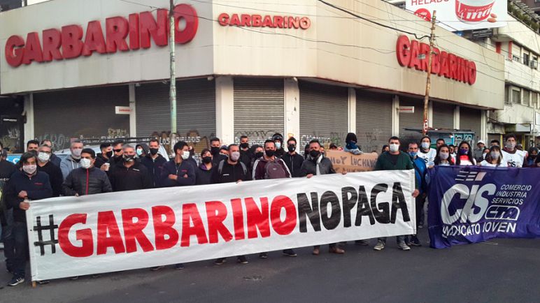 Empleados despedidos de Garbarino cortan el Puente Pueyrredón en reclamo
