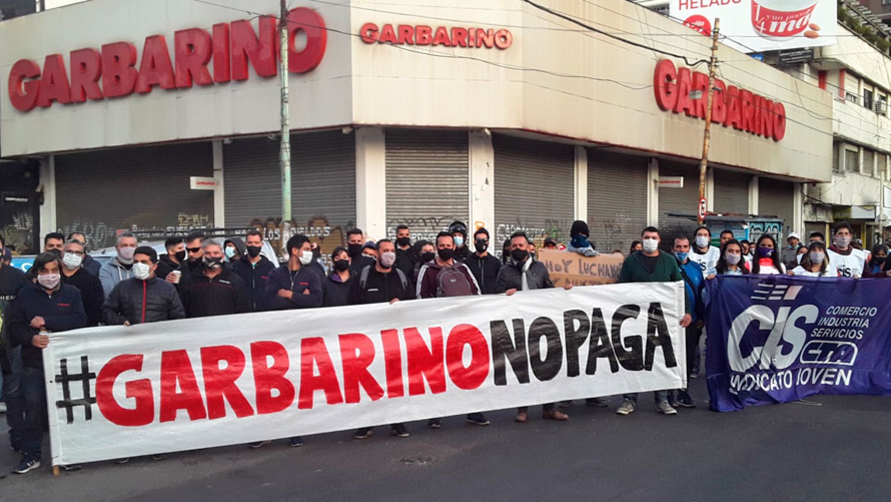 Empleados despedidos de Garbarino cortan el Puente Pueyrredón en reclamo