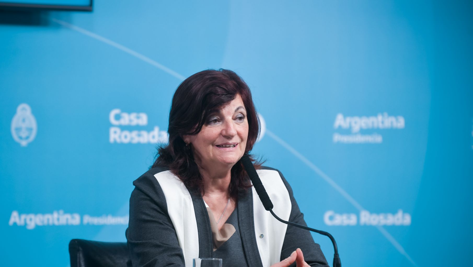 La ministra de trabajo ratificó que el Gobierno evalúa otorgar un bono para séctores privados