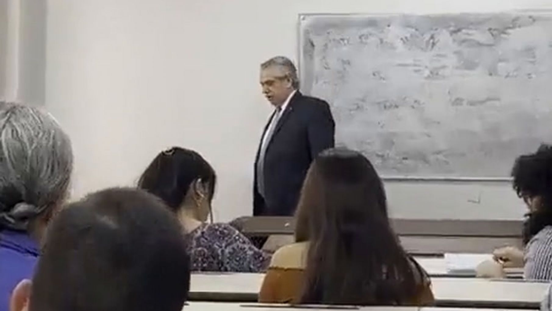 Alberto Fernández retomó sus clases en la UBA