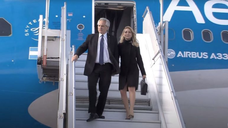 El Presidente llegó a Francia junto a una delegación reducida