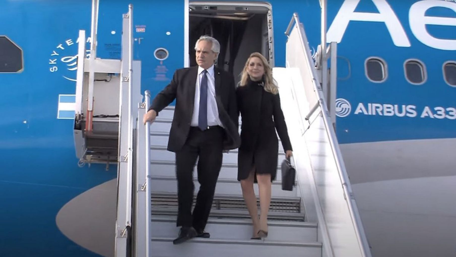 El Presidente llegó a Francia junto a una delegación reducida