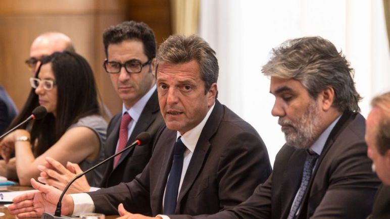 Massa selló un acuerdo de precios con empresas de insumos industriales