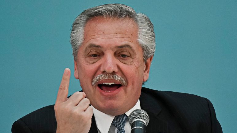 Fernández en el acto por su tercer año como Presidente "Les garantizo que me voy a poner al frente de todos"