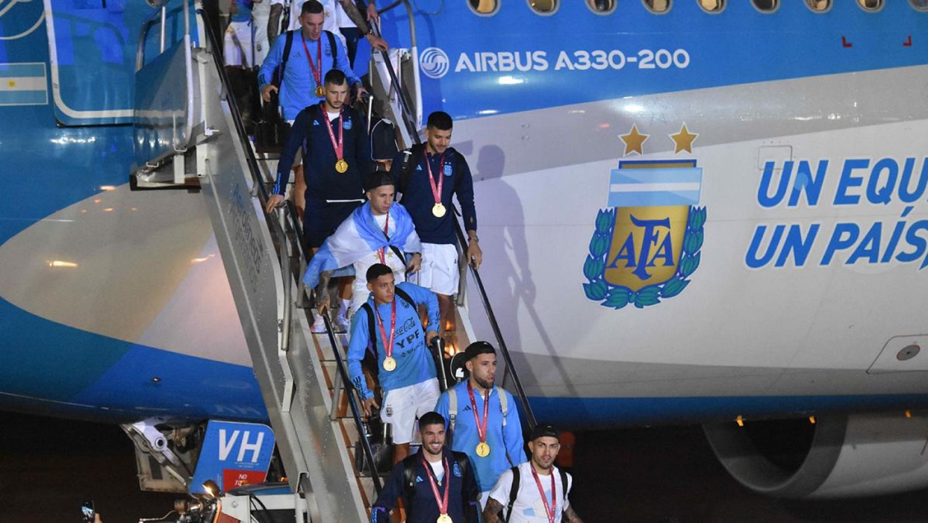 Funcionarios políticos recibieron a la Selección Argentina en Ezeiza