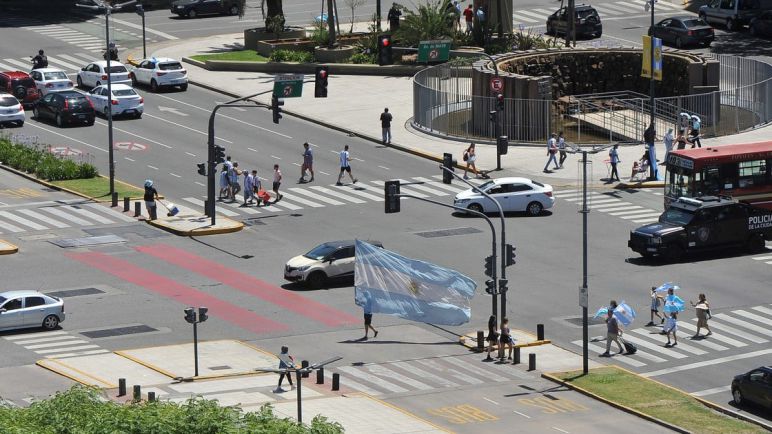 Feriado Nacional: Restricciones de tránsito y cambios en la atención pública