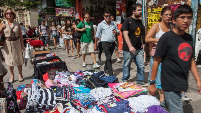 Númerosos allanamientos a manteros en Once