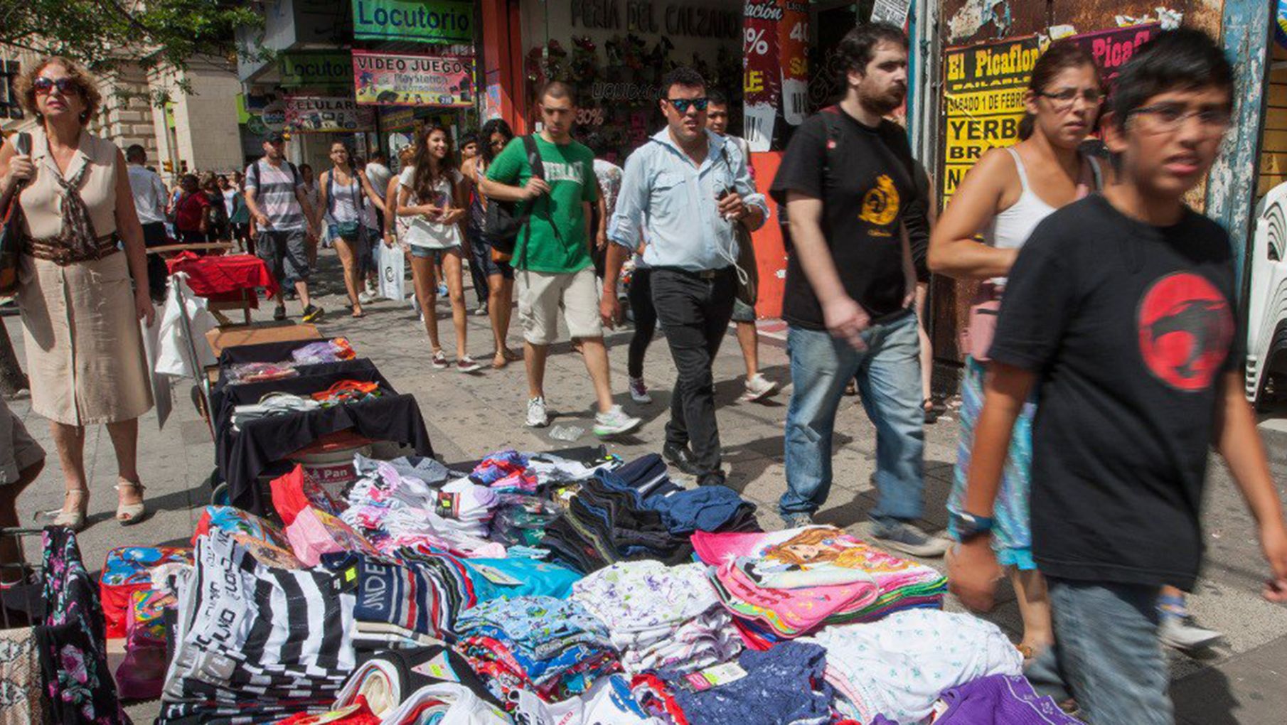 Númerosos allanamientos a manteros en Once