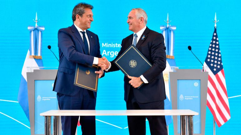 Se oficializó la puesta en marcha del régimen de intercambio tributario con EEUU