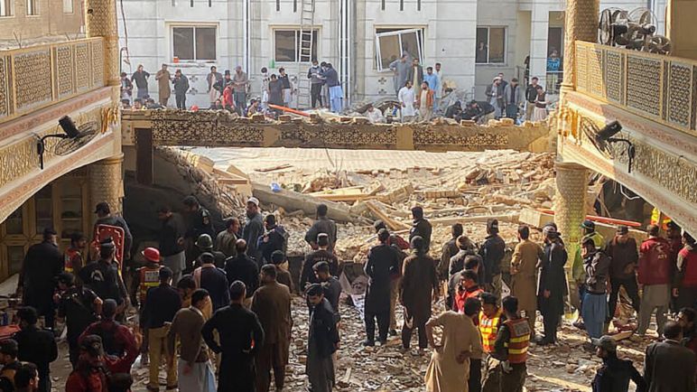 Más de 93 muertos y 150 heridos en un ataque terrorista a un mezquita en Pakistán