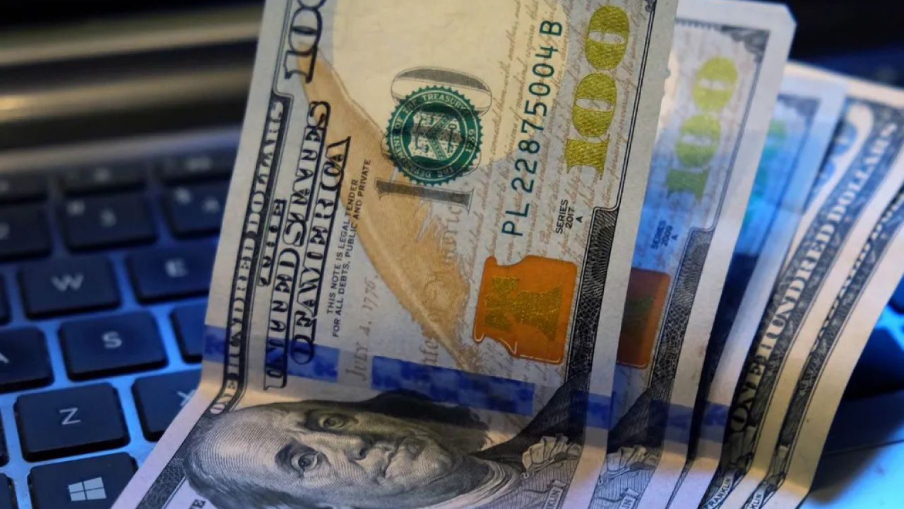 El dólar blue comenzó a operar a $377 luego de los feriados