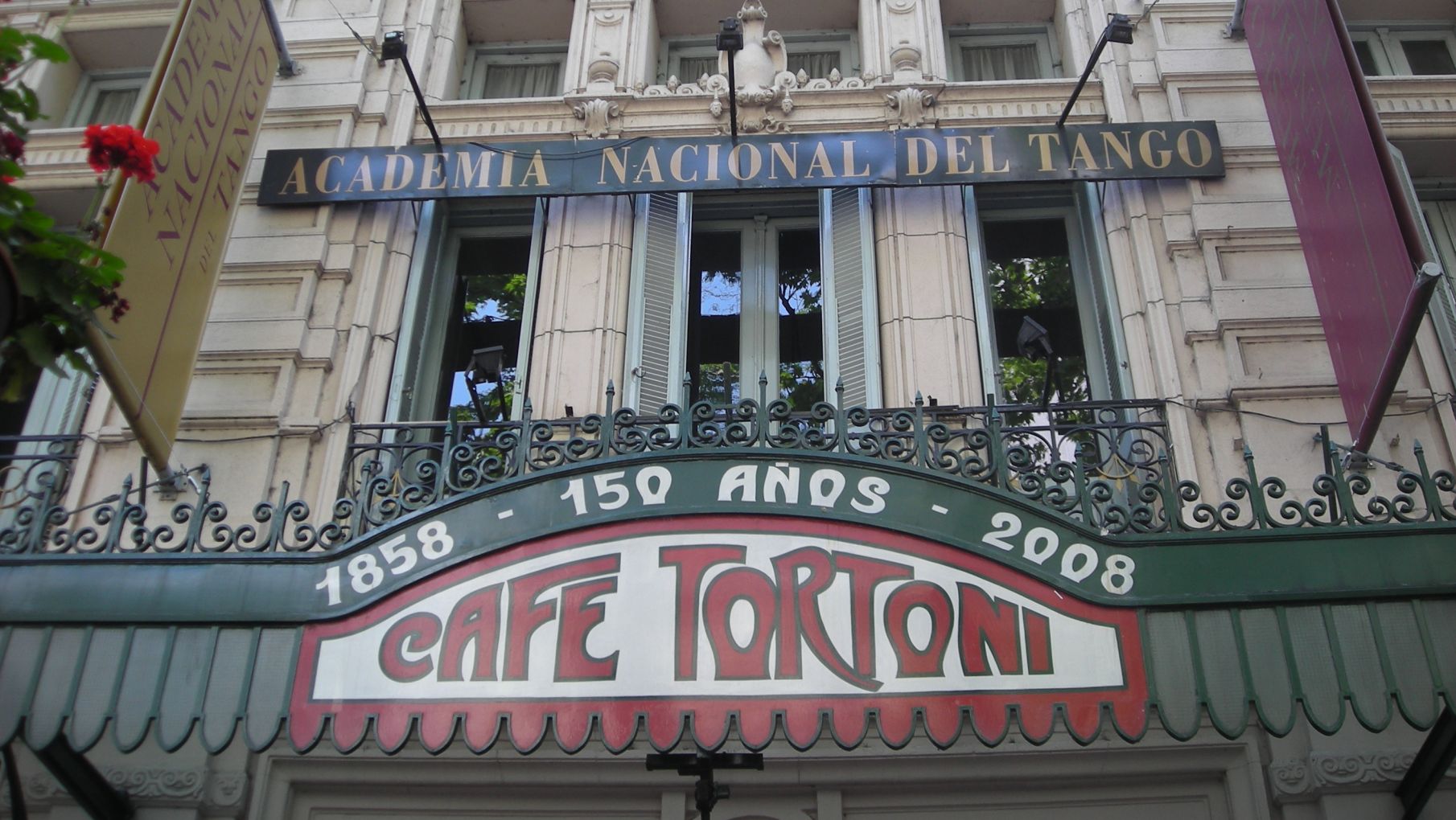 El Café Tortoni: el Bar Notable por excelencia de la Ciudad
