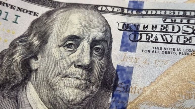 El dólar blue opera con una suba de $4 luego del anuncio del Presidente