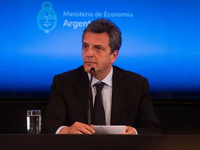 Massa usó reservas para contener la escalada del dólar