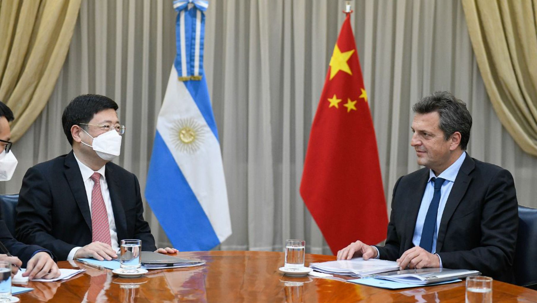 Massa viajó a China acompañado de Máximo, buscará acuerdos energéticos y financieros