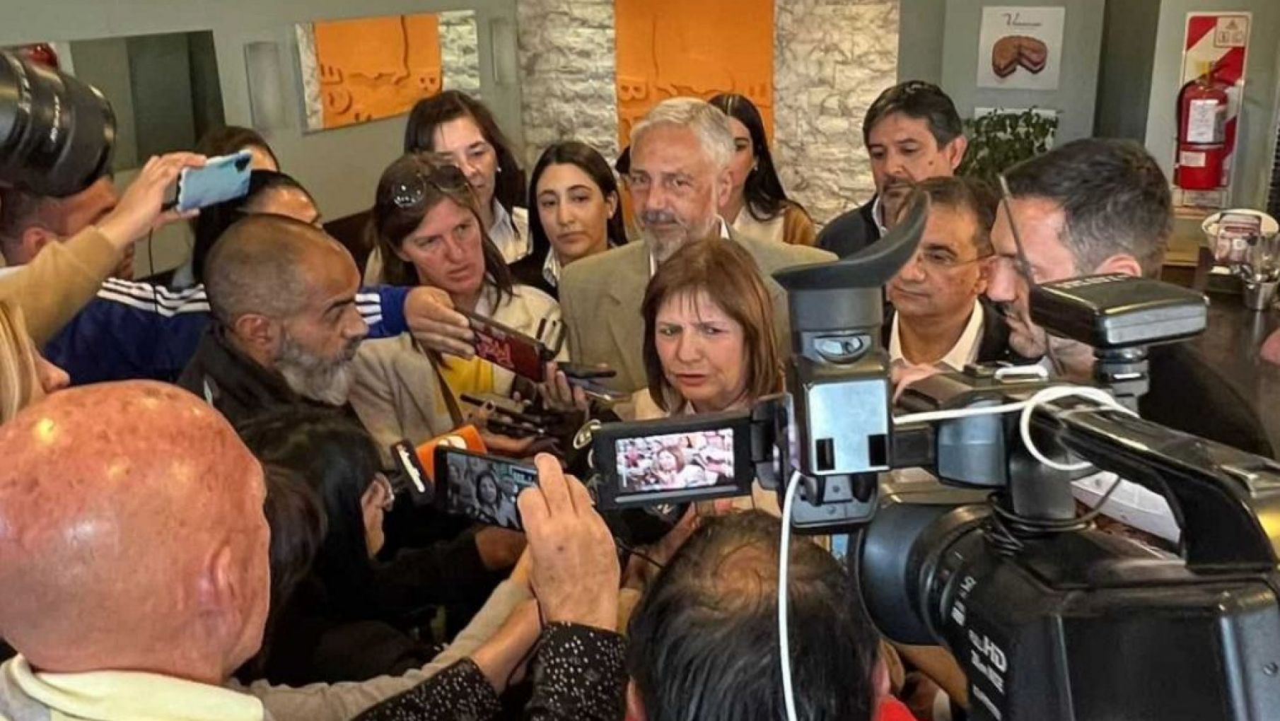 Bullrich denunció haber recibido "insultos y escupitajos de un grupo de kirchneristas"