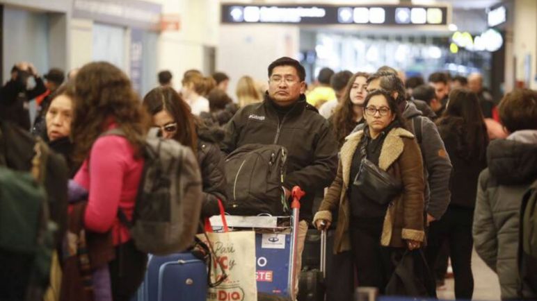 Paro de maleteros en Ezeiza, Aeroparque y Córdoba afecta a 10 mil pasajeros