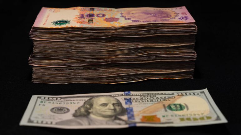 Distintos economistas analizan la dolarización que propone Milei