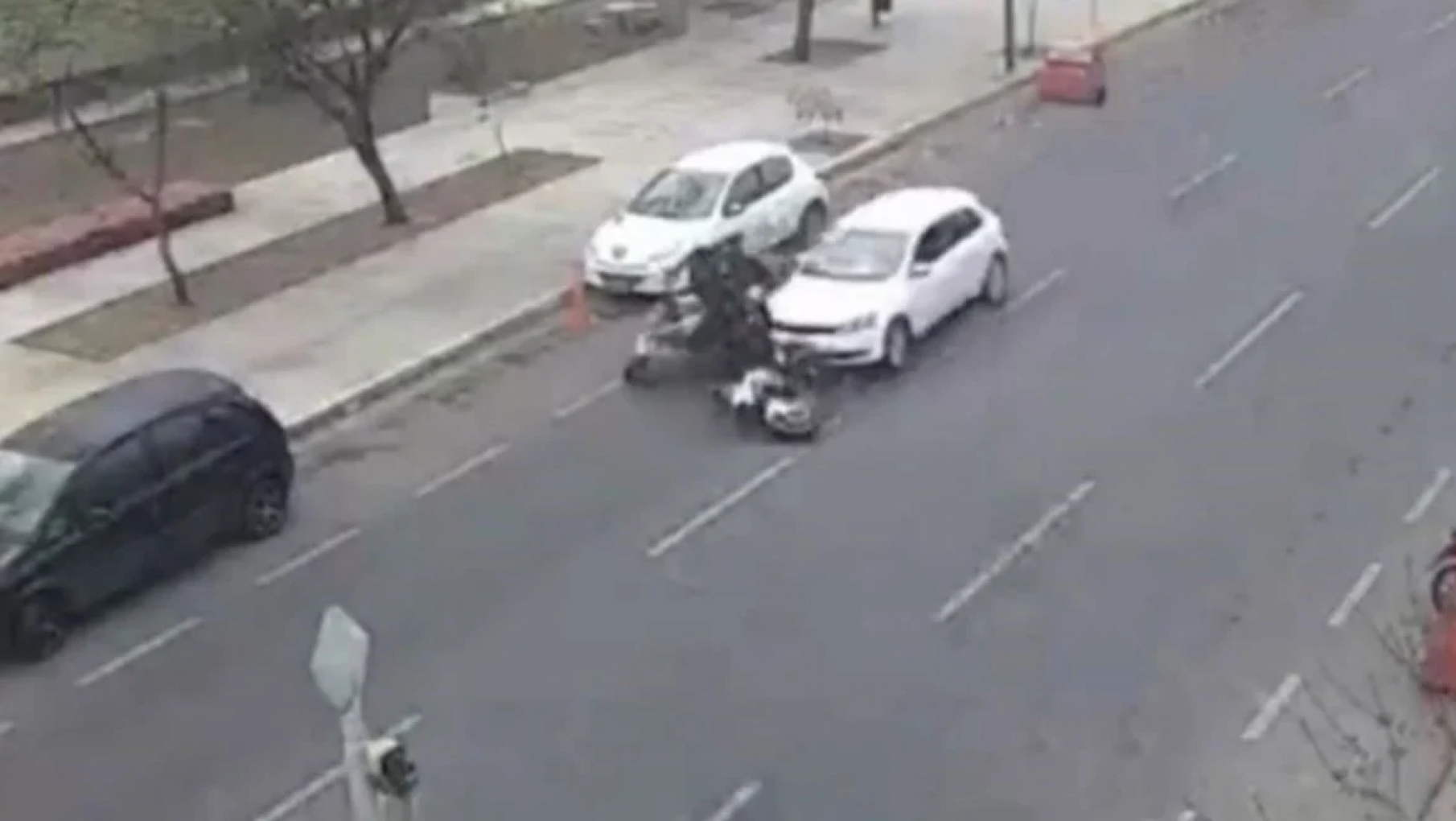 Un joven atropelló a dos policías motorizados en Córdoba