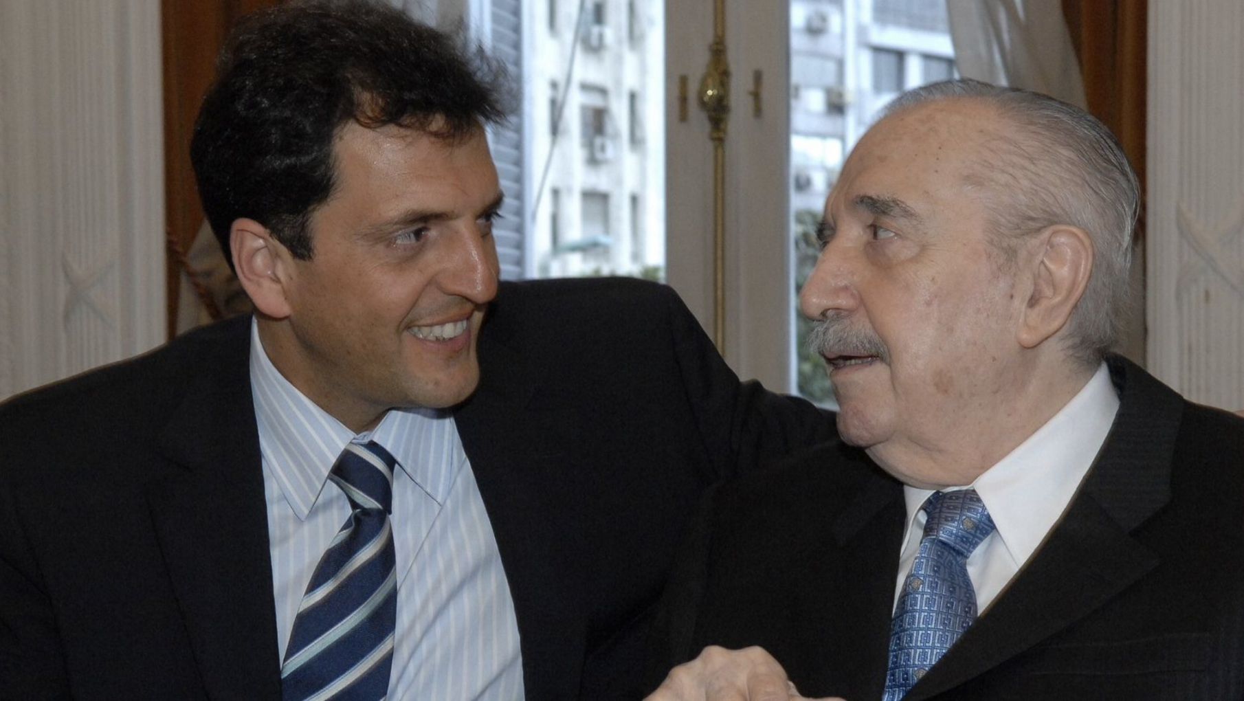 Massa recordó a Alfonsín a 40 años de la vuelta de la democracia