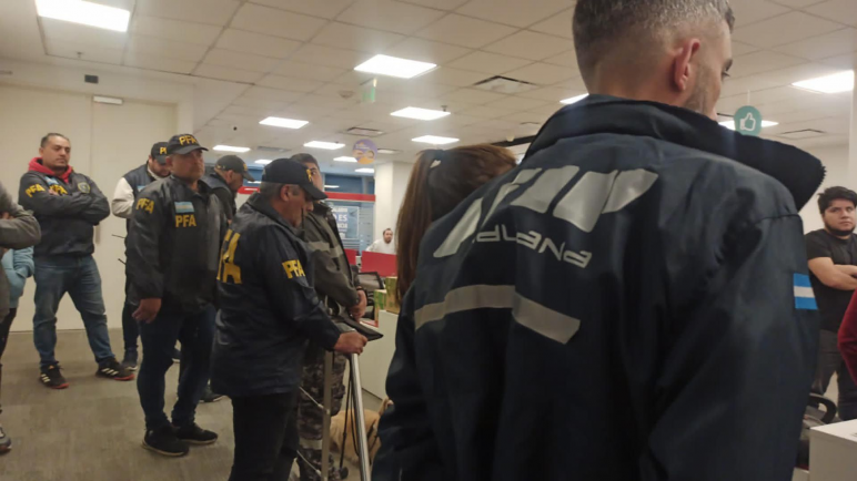 Autoridades de Policía Federal y Aduana realizan inspecciones en bancos