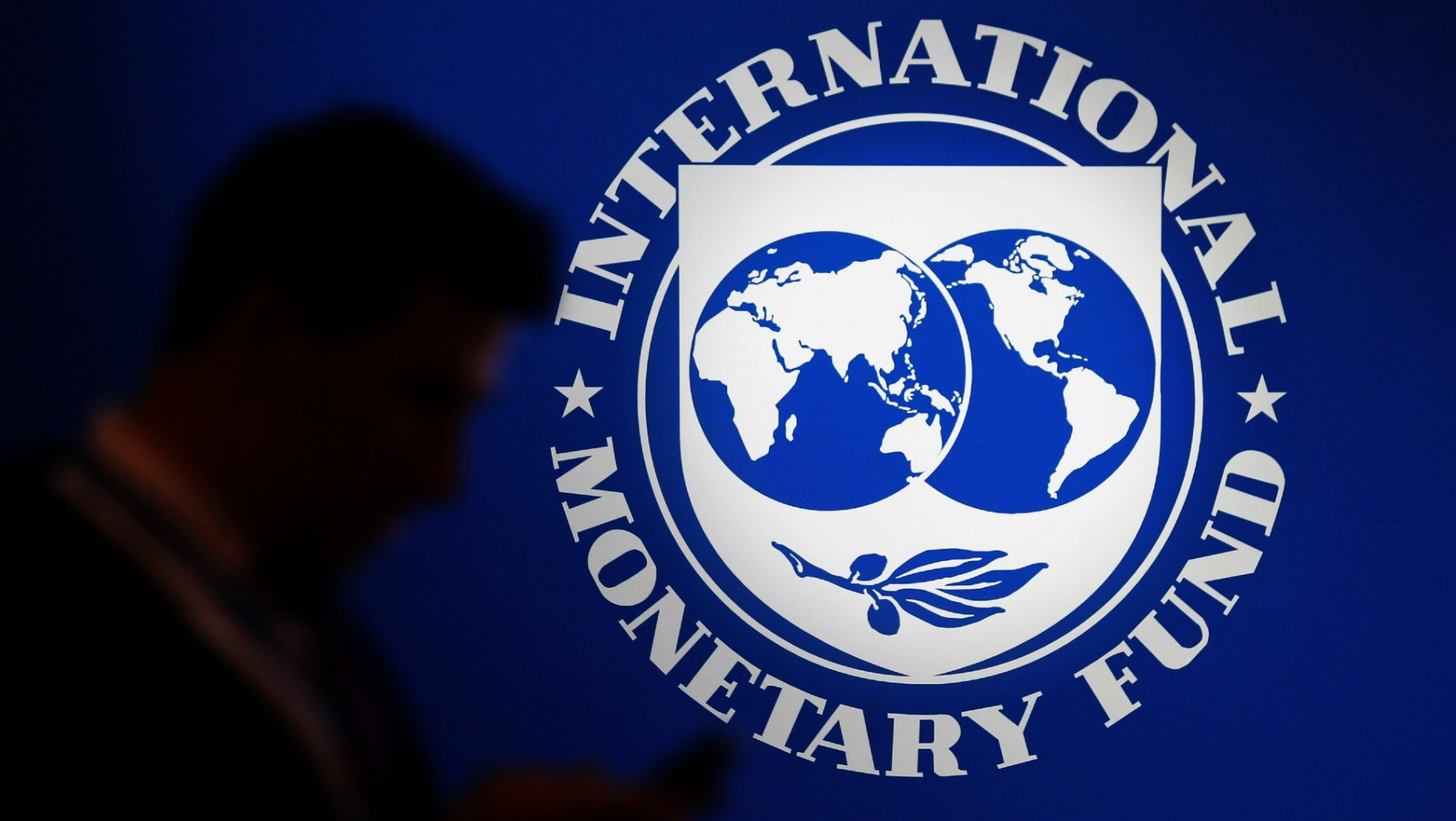 El FMI considera reducir los sobrecargos sobre sus créditos