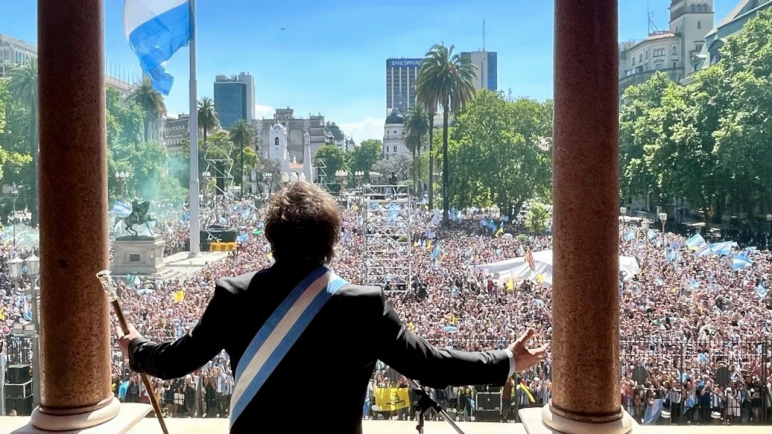 Milei saludó desde el balcón de la Rosada: "Es el fin de la noche populista"