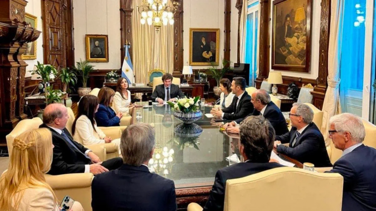 Javier Milei encabezó la primera reunión junto a sus ministros