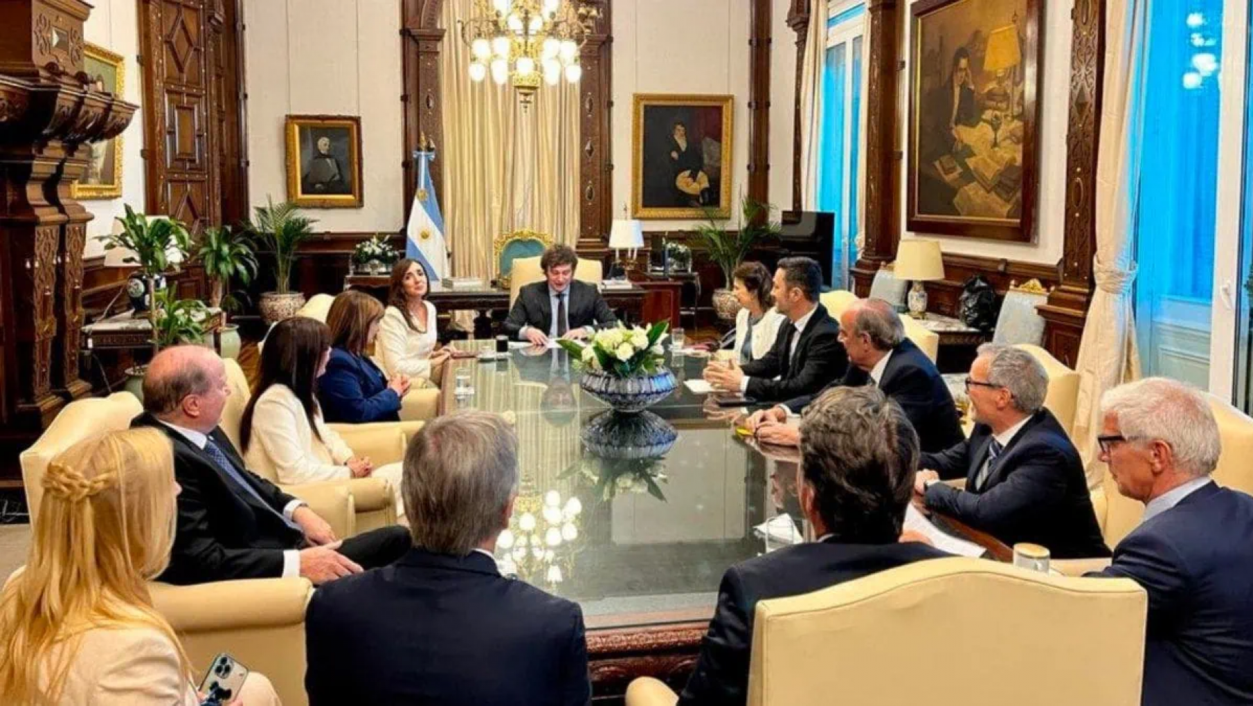 Javier Milei encabezó la primera reunión junto a sus ministros