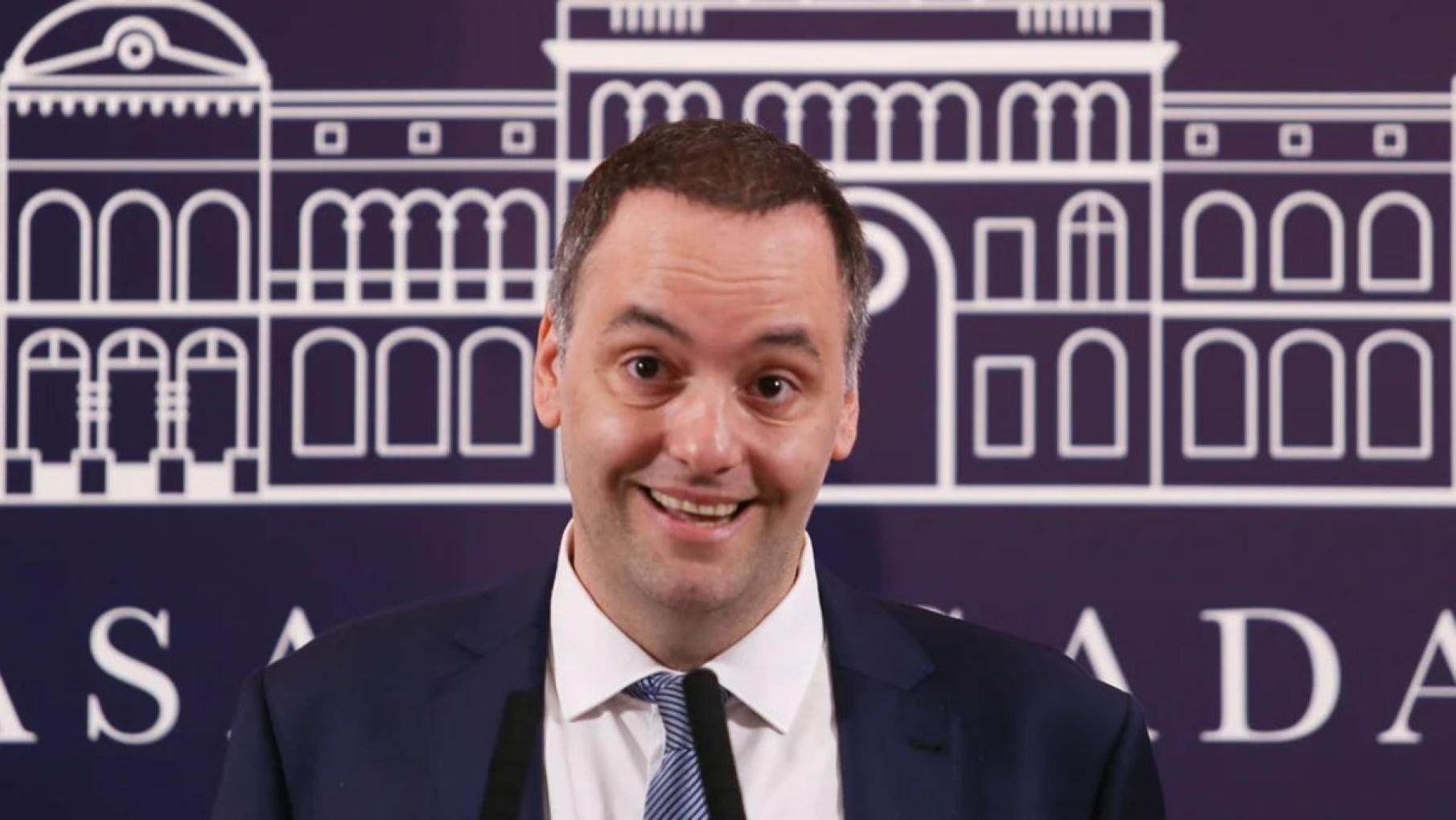 Adorni reconoció que el 1% de inflación diaria deja al país "inmerso en una hiperinflación"