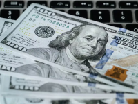 El dólar abre la semana con leve alza