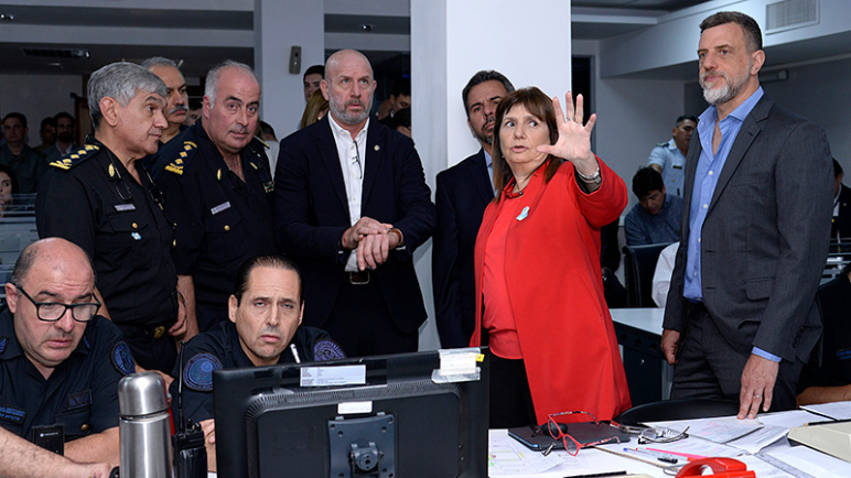 Bullrich monitorea la marcha de la CGT desde el Comando Unificado de la PFA