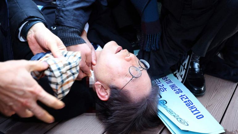 Apuñalaron al jefe de la oposición surcoreana y el ataque quedó filmado