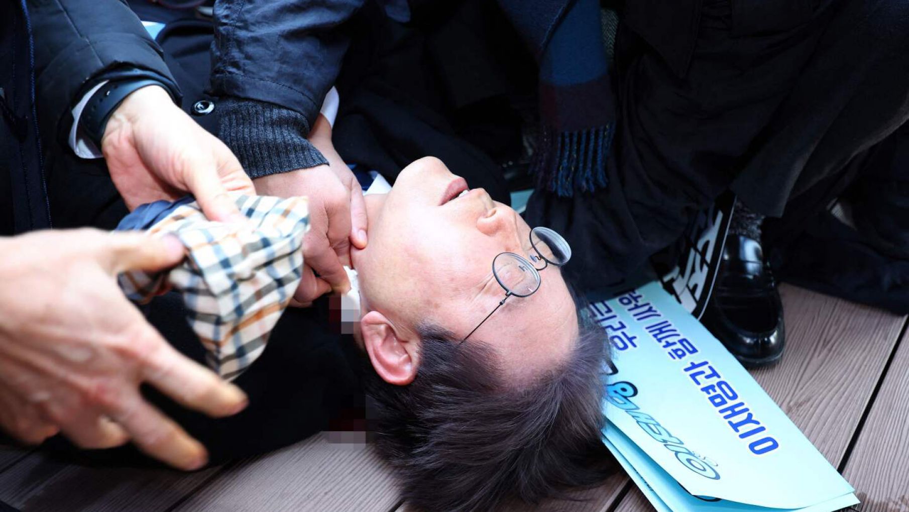 Apuñalaron al jefe de la oposición surcoreana y el ataque quedó filmado