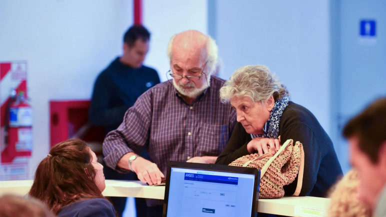 Cuáles son los cambios en las jubilaciones que introdujo el Gobierno en la ley ómnibus
