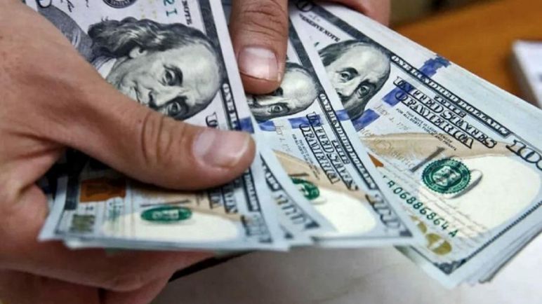 A cuánto abre el dólar blue luego de que quitaran el paquete fiscal de la Ley Ómnibus