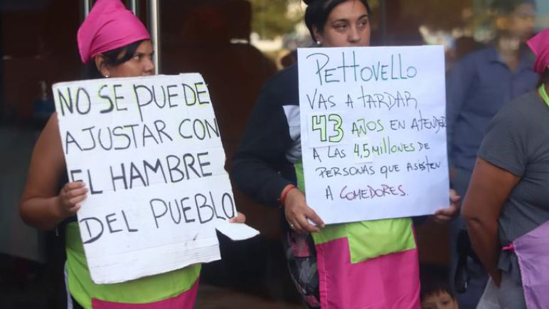 Multitudinarias protestas en las puertas del Ministerio de Capital Humano