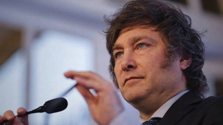 Javier Milei volvió a cargar contra Torres: "No puede leer un contrato el pobre chico"