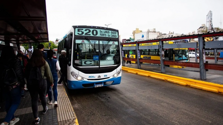 La UTA comenzo un paro de colectivos en AMBA