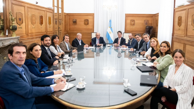 El Jefe de Gabinete se reunió con el bloque de la UCR para debatir la reforma laboral