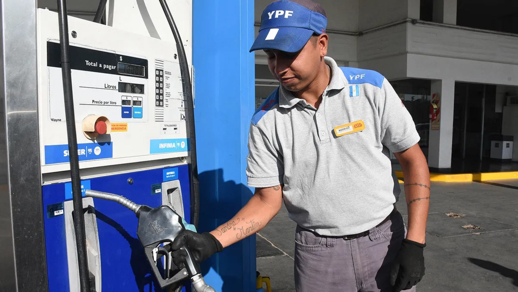 Adorni sobre algunos municipios: "la tasa vial sobre el precio de los combustibles, se trata de un "abuso"