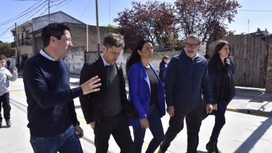 Tras el desdoblamiento, Kicillof sigue de campaña en territorio bonaerense 
