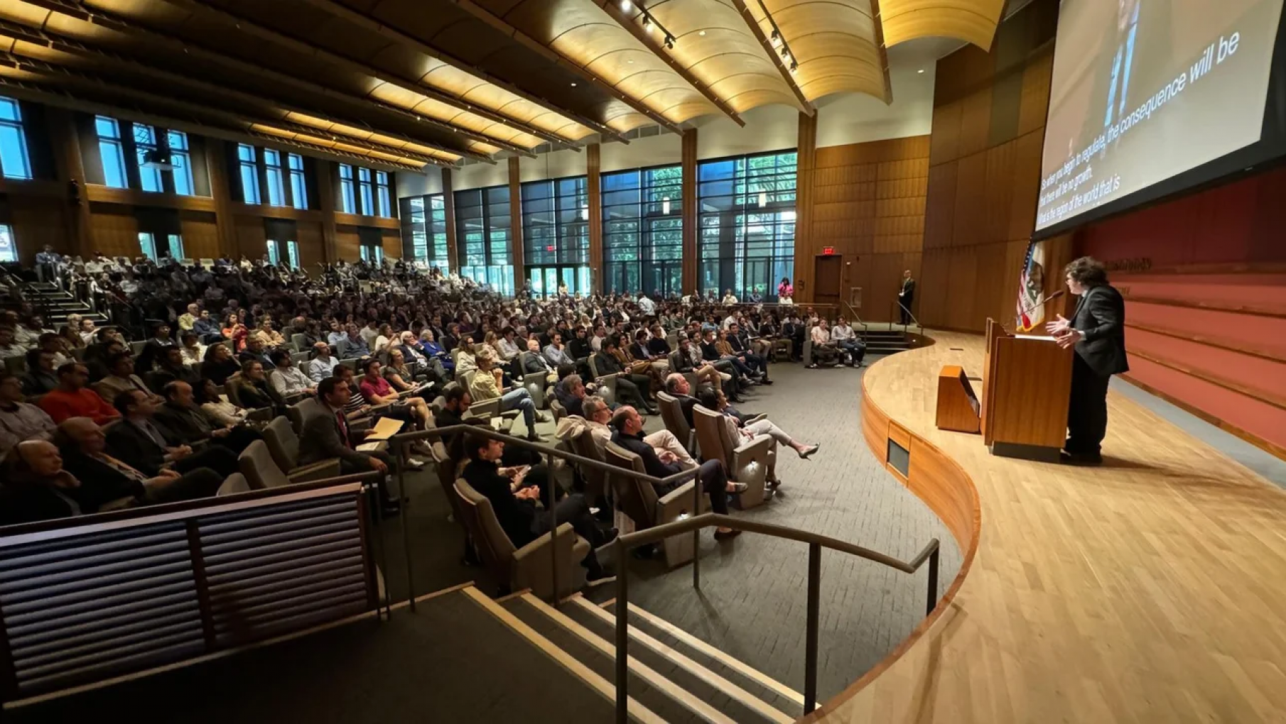 Milei disertó en la Universidad de Stanford y se fotografió con Condolezza Rice