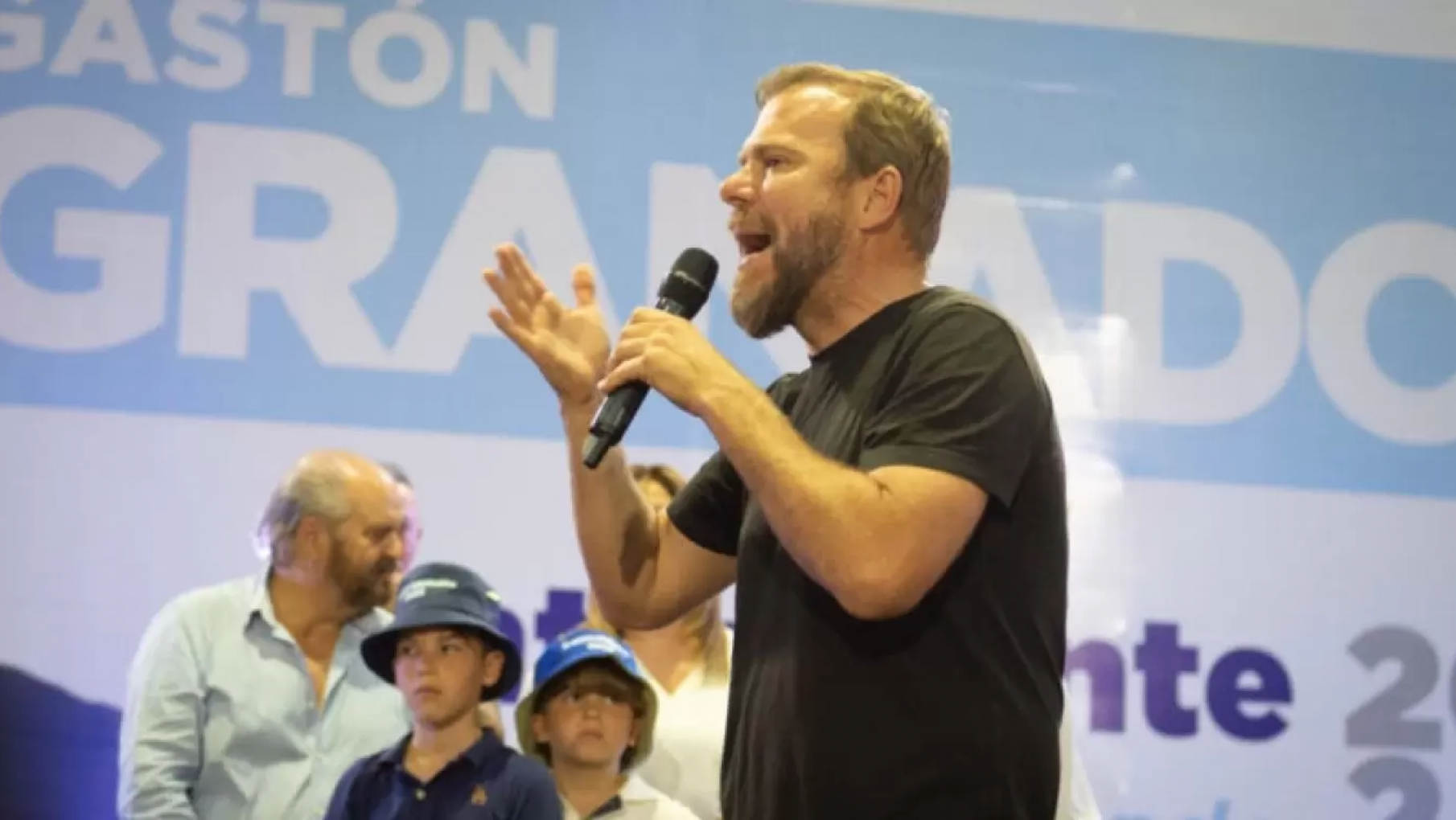 El intendente de Ezeiza indicó que en su municipio "quedó todo paralizado" por "no tener vínculo" con el Presidente