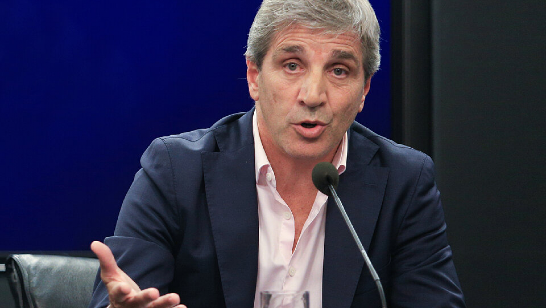 Caputo ve "claros síntomas de recuperación": cómo se saldrá del cepo y cuánto espera de inflación en junio