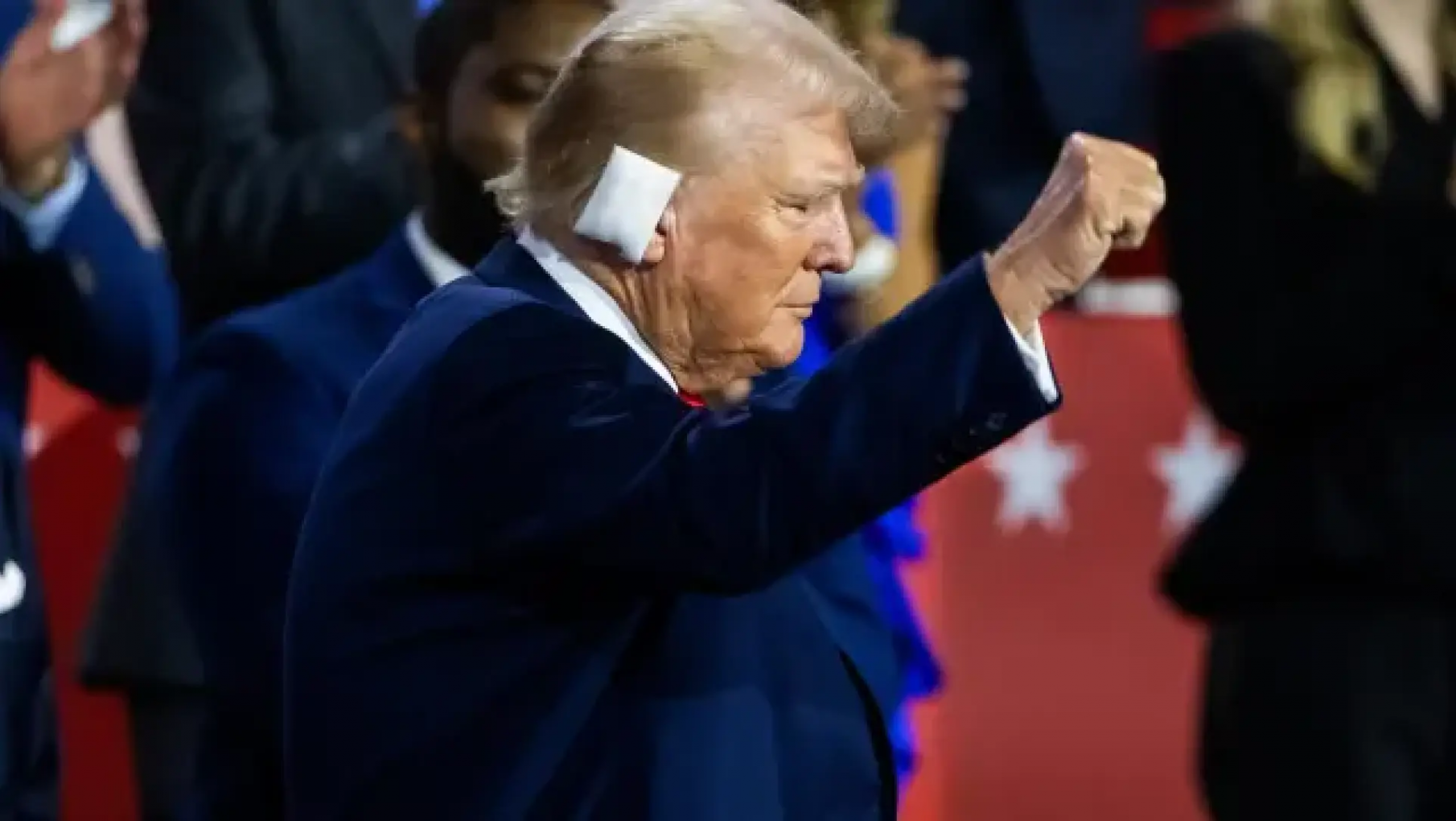 Reapareció Trump después del atentado con una venda en la oreja