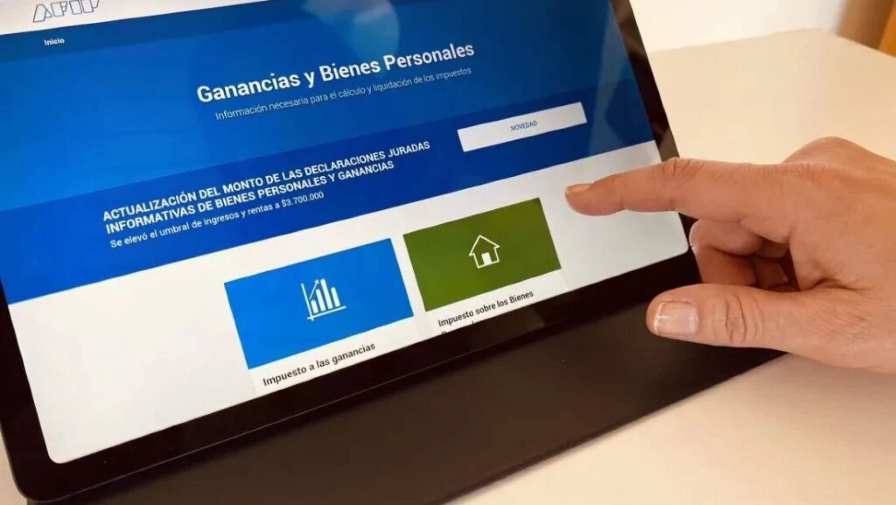 Se reglamentó con el DNU 652 el Impuesto a las Ganancias y se empieza a pagar con los sueldos de julio