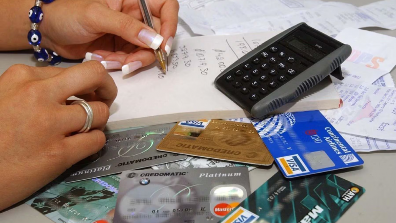 El 93% de los argentinos tiene deudas y el 54% son con tarjeta de crédito