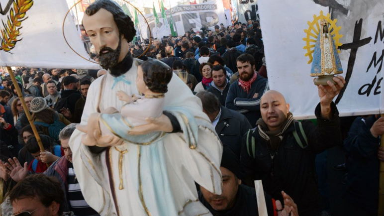 La CGT y los movimientos sociales marchan por San Cayetano